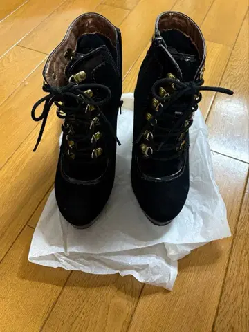 블랙 스웨이드 레이스업 부츠