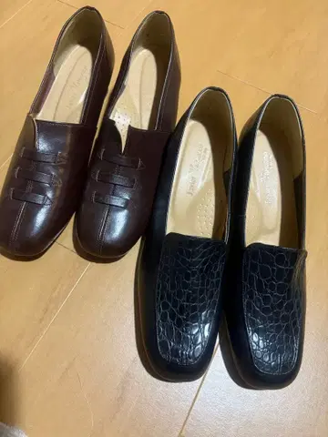 다크 브라운과 블랙 펌프스