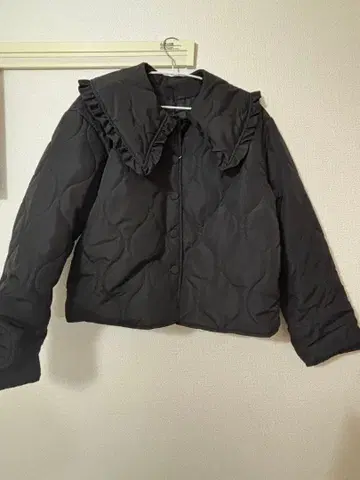 프릴 장식 블랙 퀼팅 자켓