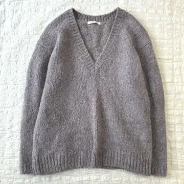 Plage 플라주 알파카 혼방 슬릿 슬리브 V넥 니트 퍼플