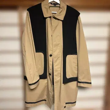 베이지와 블랙의 스텐카라 코트