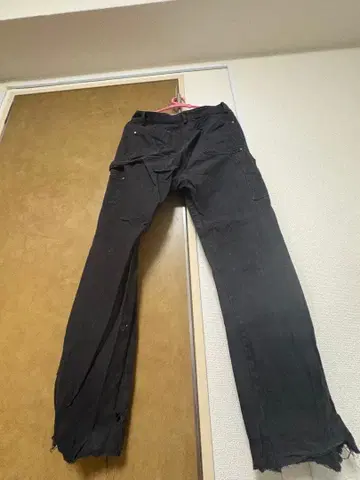 블랙 컷오프 팬츠 지퍼 포함