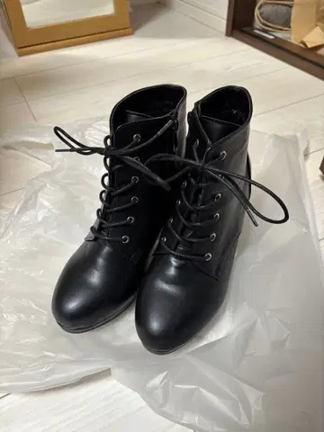 블랙 레이스업 부츠 중간 힐