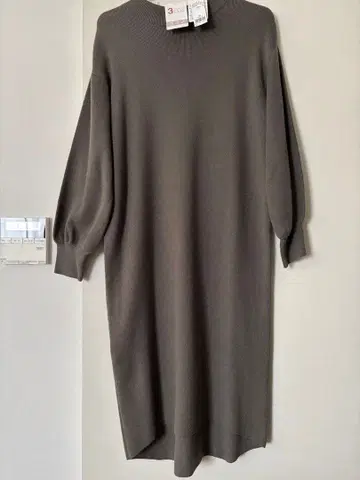 미사용 택 포함 니트 원피스 볼륨 소매 스모키 그린