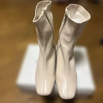 베이지 지퍼 달린 숏부츠