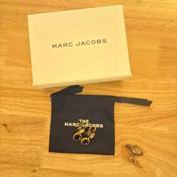 MARC JACOBS 골드 블랙 드롭 귀걸이