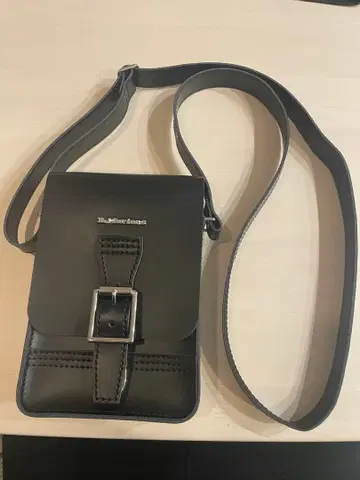 닥터마틴 블랙 숄더백 버클 포함