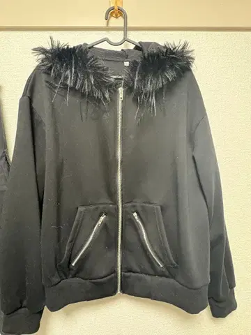 인조 모피가 달린 블랙 후드티