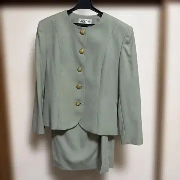 라이트 그린 스커트 수트 골드 버튼