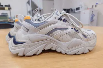 착용 3회 FILA BTS 콜라보 통굽 스니커즈 23cm 휠라