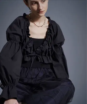 MECRE 프릴 개더 숏 볼레로 안감 부착 블랙