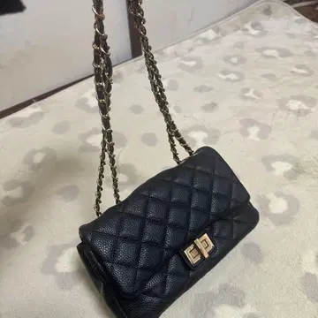 블랙 가죽 숄더백 퀼팅 디자인