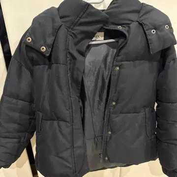 후드 부착 블랙 다운 자켓