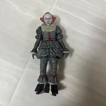 페니와이즈 피규어 스탠드 포함