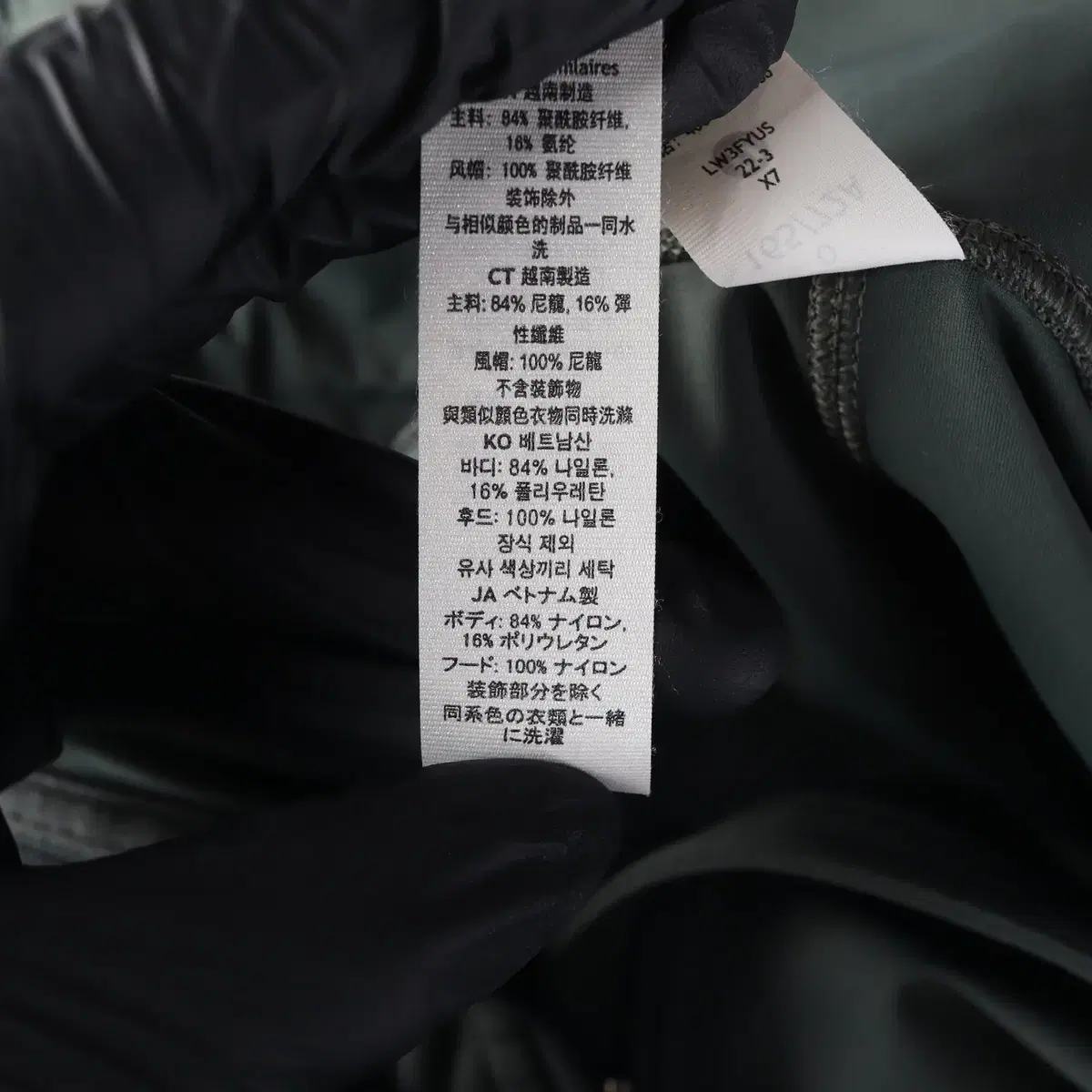LULULEMON | 룰루레몬 Lululemon Deep Green Norluxx Reflective Running Jacket  Hooded Running Top Jacket #룰루레몬,#트레이닝재킷 on Bunjang Global Site.