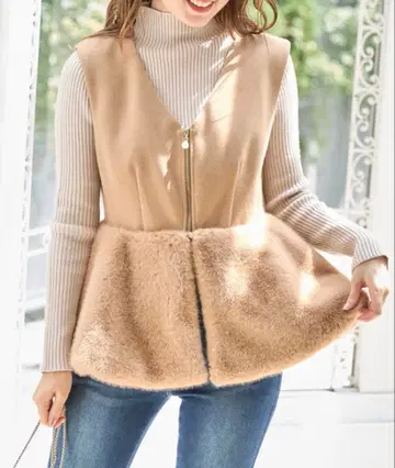 완판 새상품급 tocco 베이지 플리스 베스트 페플럼