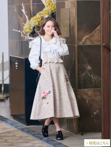 Chesty 스캘럽 자수 점프 스커트