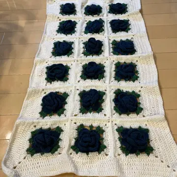 손뜨개질한 네이비 장미 그래니 스퀘어 담요