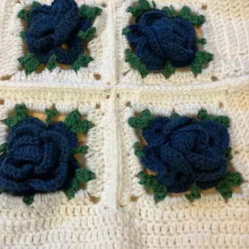 손뜨개질한 네이비 장미 그래니 스퀘어 담요