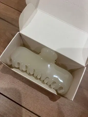 UNDO hairware No.4 CLAW CLIP Alabaster