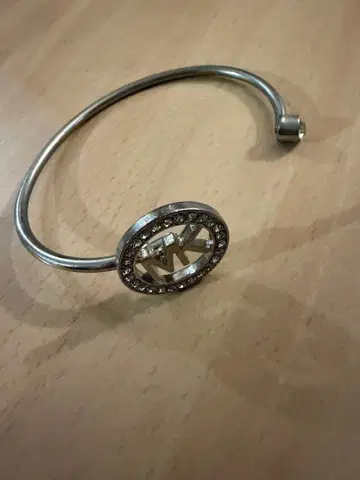 Michael Kors 로고 뱅글