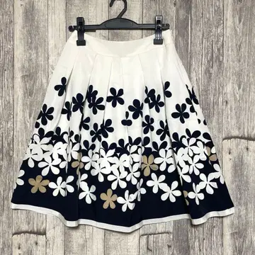 엠즈 그레이시 [ 새상품급 ] 플라워 프린트 무릎 기장 플레어 스커트