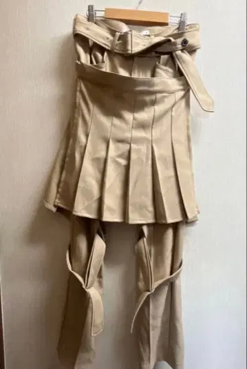 dairiku 베이지 플리츠 본지티 팬츠