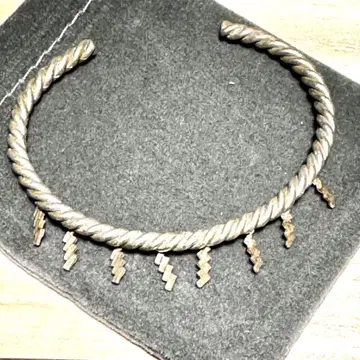 아사노야 켄이치의 실버 액세서리. 시메나와 팔찌 세세 시데 8개