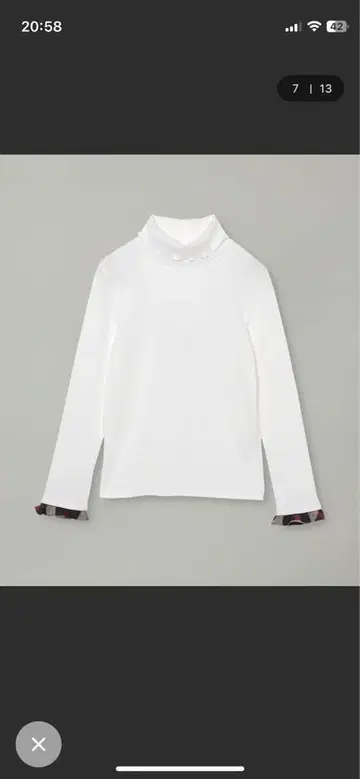화이트 터틀넥 긴팔 상의