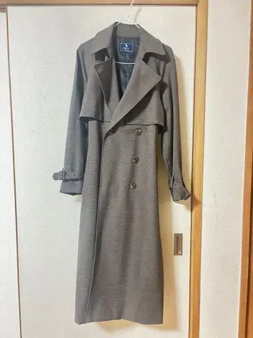 그레이 체크 무늬 트렌치코트