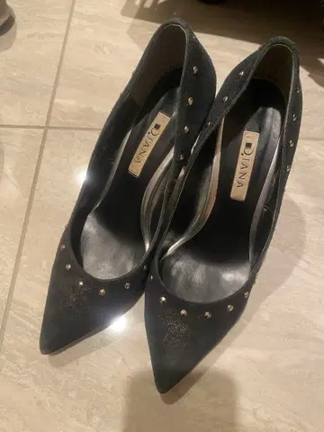 DIANA 스터드 장식 블랙 하이힐
