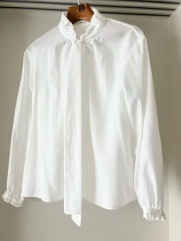 투모로우랜드 보르지 글로스아문젠 프릴 칼라 리본 블라우스