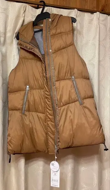 새상품 후드 부착 브라운 다운 베스트