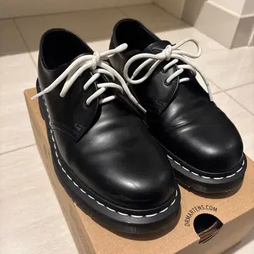 닥터마틴 1461 쓰리홀 화이트 스티치