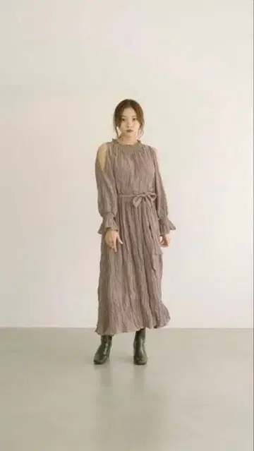 오픈 숄더 링클 원피스 카키