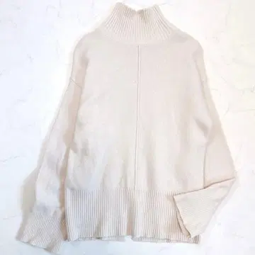 미라 오웬 백 슬릿 캐시미어 혼방 하이넥 니트 풀오버