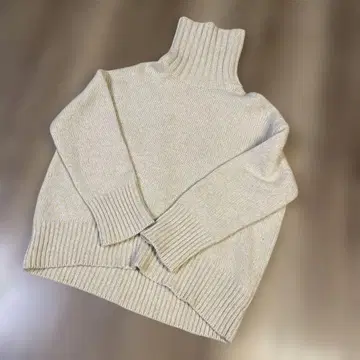 아이보리 터틀넥 니트