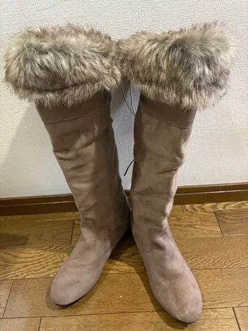 베이지 퍼(fur) 부착 롱 부츠