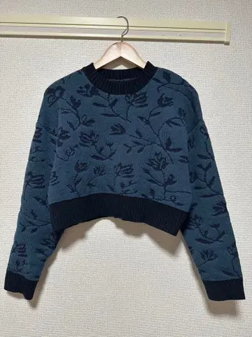 꽃무늬 다크 블루 크롭 스웨터
