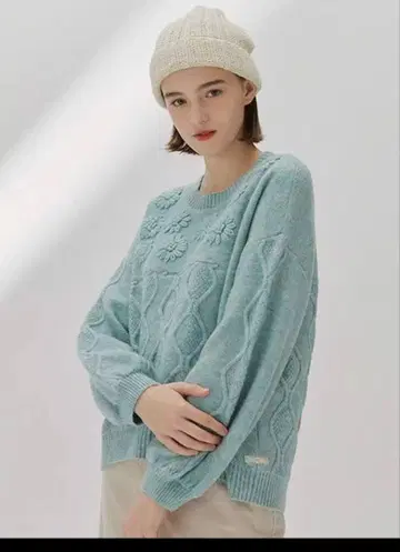 스카이블루 꽃 모티브 니트 스웨터 긴팔