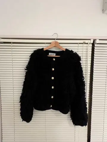 복슬복슬 블랙 버튼 달린 스웨터