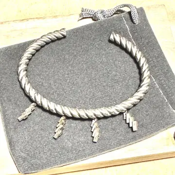 아사노야 켄이치의 실버 액세서리. 시메나와 팔찌 및 시데 4개