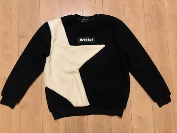 F.C.R.B. 보아 플리스 빅 스타 쿨넥 맨투맨