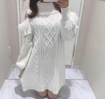 evelyn 오프숄더 케이블 니트 원피스 화이트