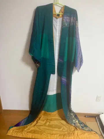 대중 연극 그린과 보라색의 그라데이션 밑단 끌옷