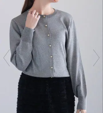 미사용 새상품 테치치 비쥬 단추 라메 크루 가디건 그레이