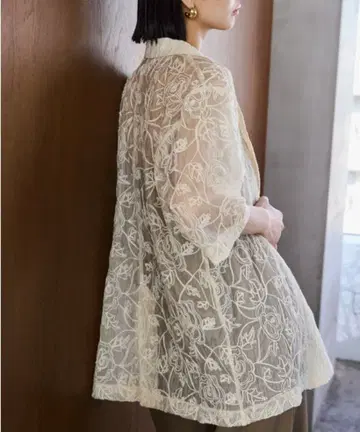 AIC. 아이시 코드 자수 시어 하프 슬리브 자켓 아이보리