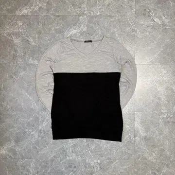 그레이 x 블랙 바이컬러 니트 V넥 배색 절개