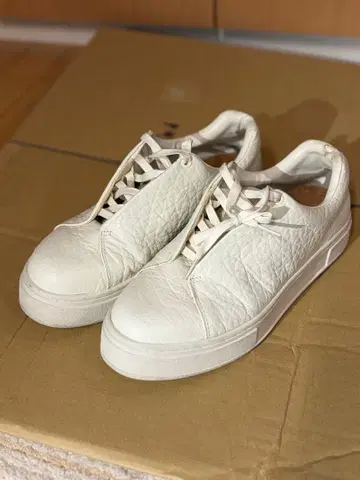 Eytys 화이트 가죽 스니커즈 보라색 악센트