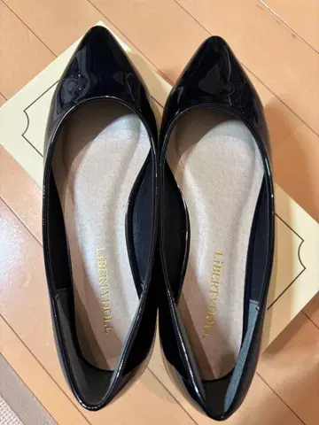 LIBERTY 블랙 에나멜 펌프스